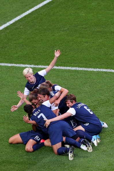 Các cầu thủ Mỹ ăn mừng bàn mở tỉ số của tiền vệ mang áo số 10, Carli Lloyd.